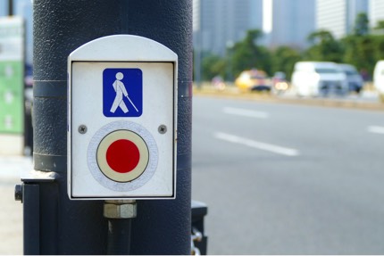 Detalle de un botón para personas no videntes ubicado en un semáforo. 